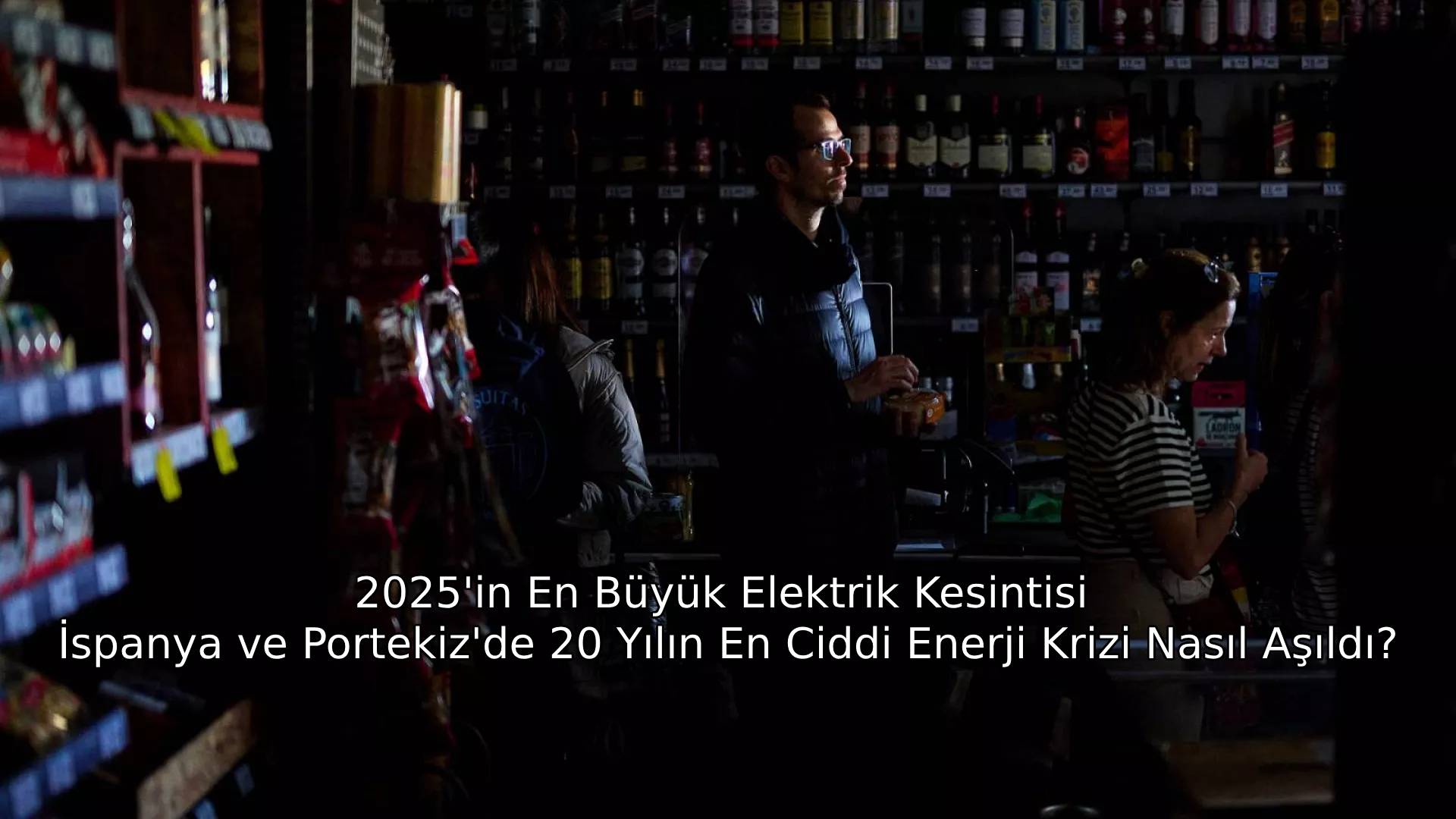 İspanya ve Portekiz'deki elektrik kesintisi sonrası karanlıkta kalan şehir manzarası
